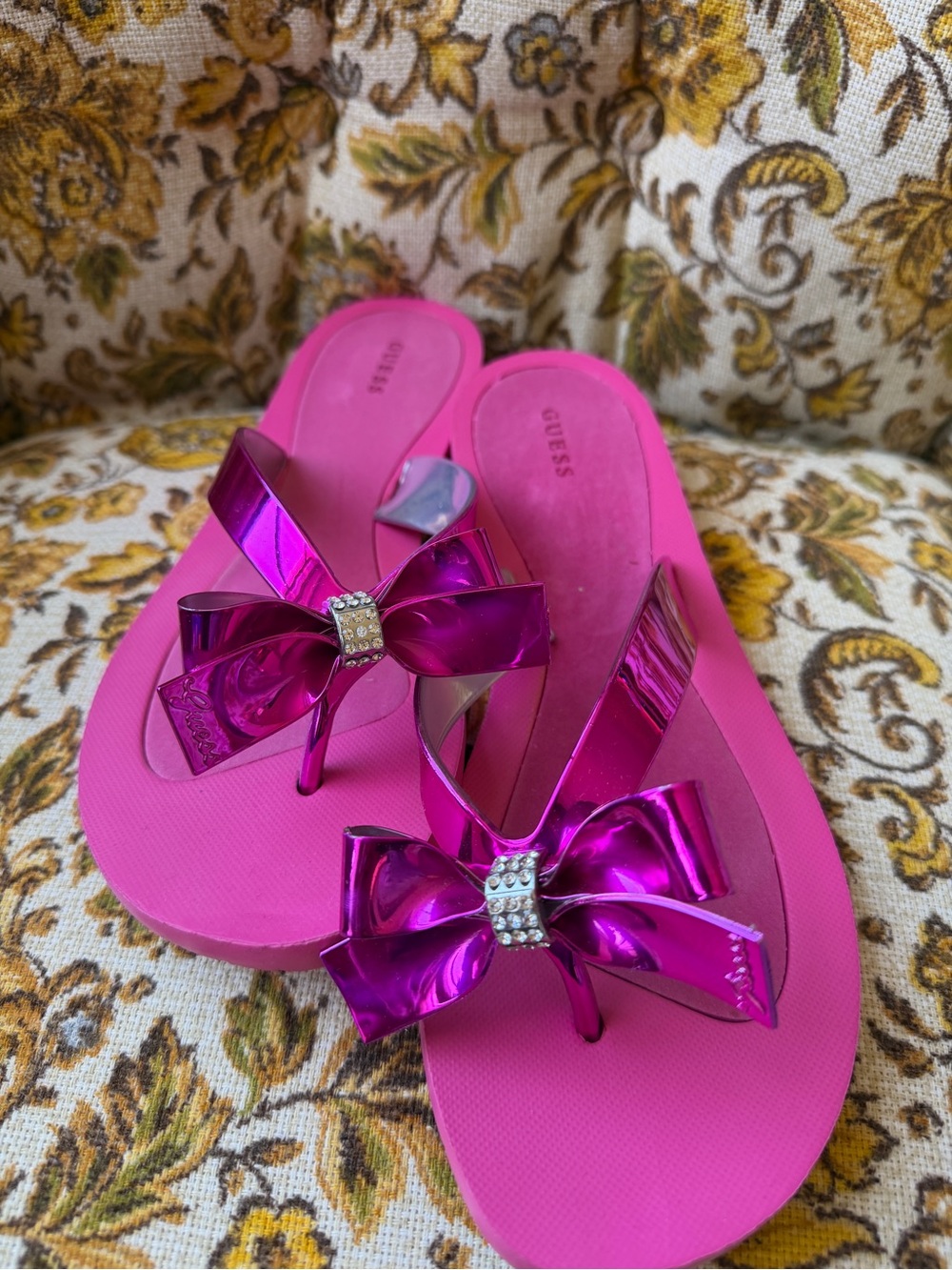 Guess Pink Bow Rhinestone Thong Sandals — Women’s Size 9
